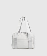 وصف: حقيبة يد صغيرة بيضاء "Everyday Mini Holdall" أثناء غسل اليدين.
العلامة التجارية: "SAUDI SHARK".